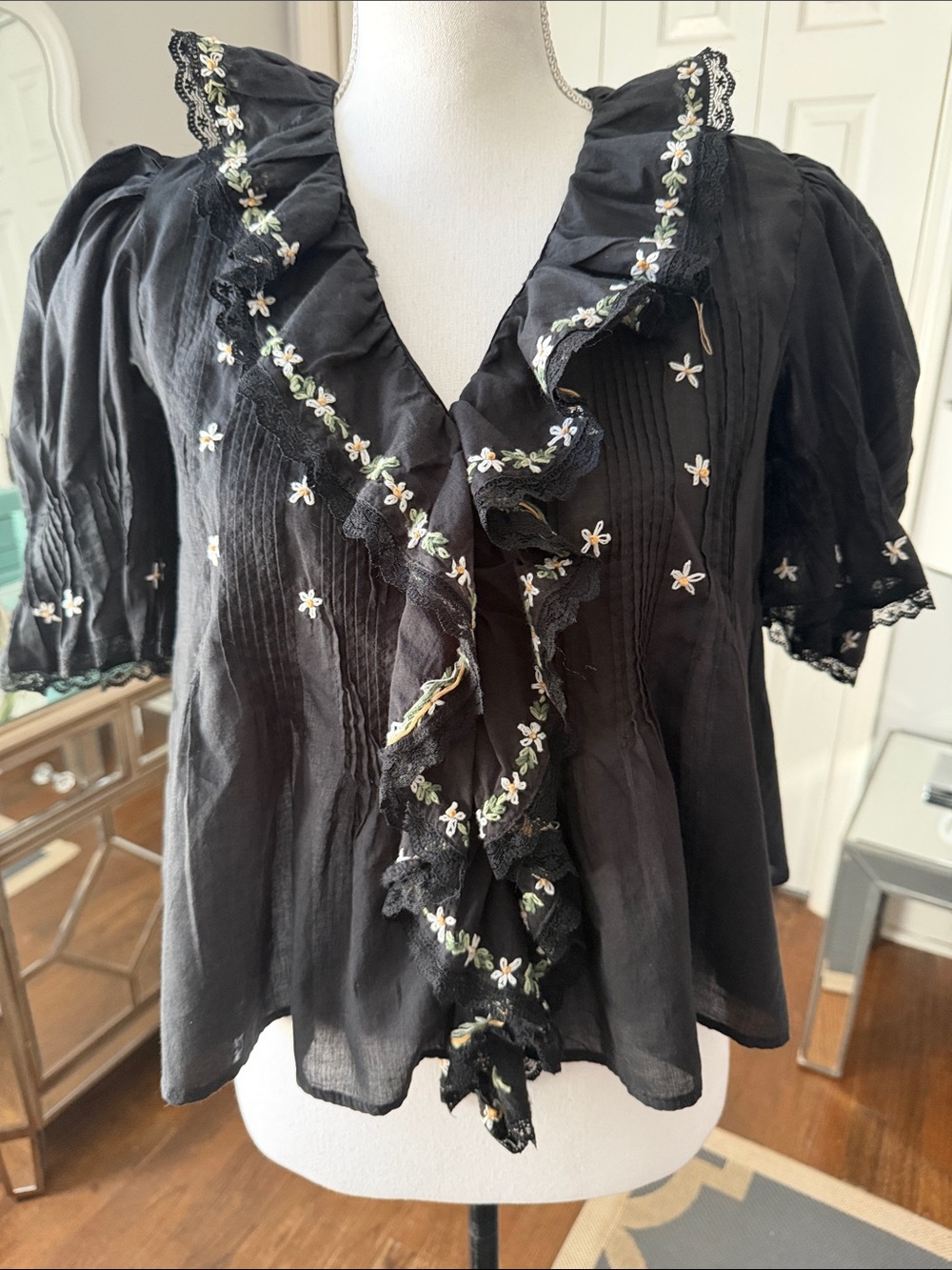 Muse Black Ruffled Floral Embroidered Women's Blouse Med NWT ❤️
